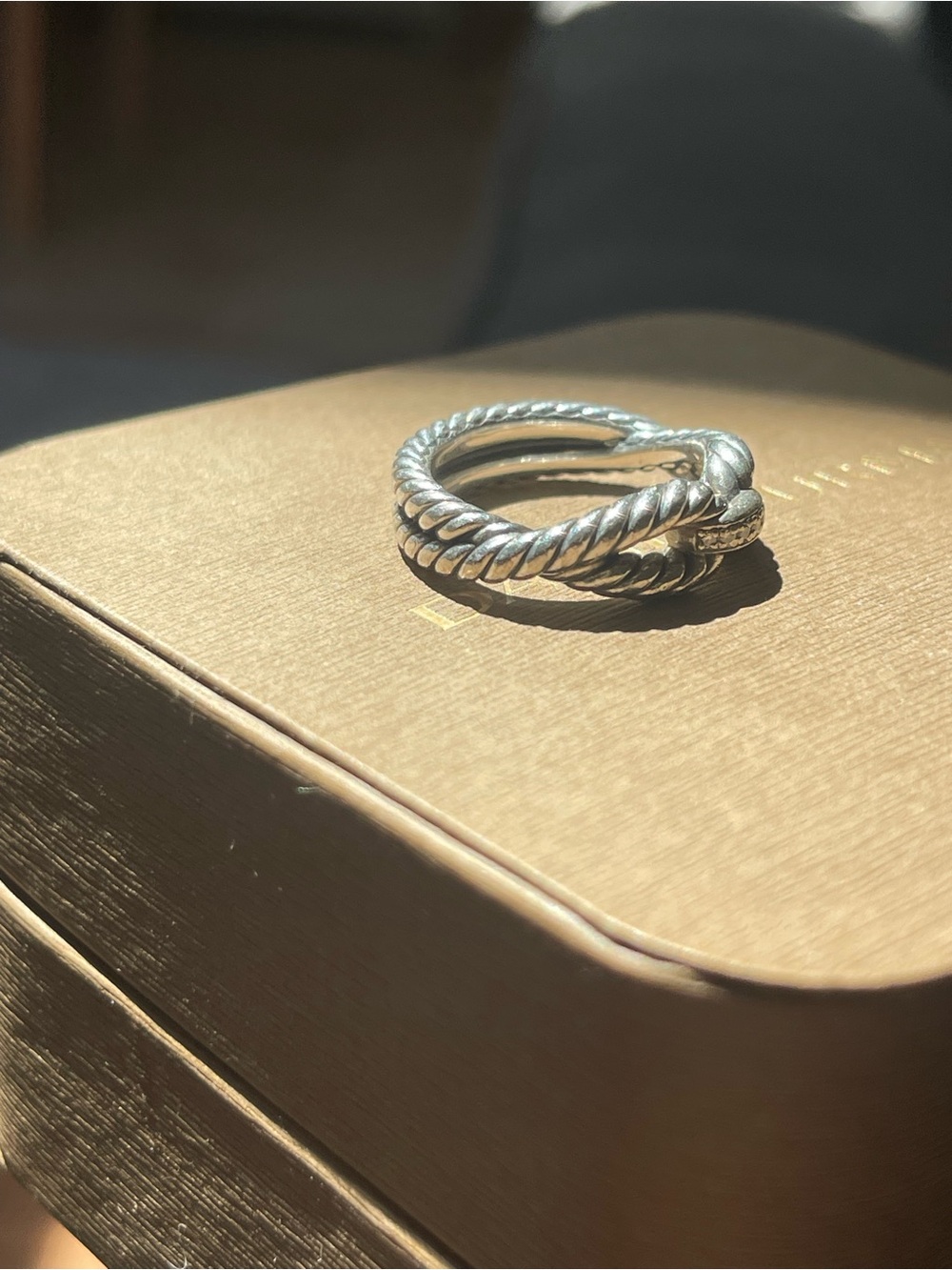 David Yurman CABLE LOOP BAND RING
Sterling Silver with Diamonds, 7mm - Picture 4 of 7
